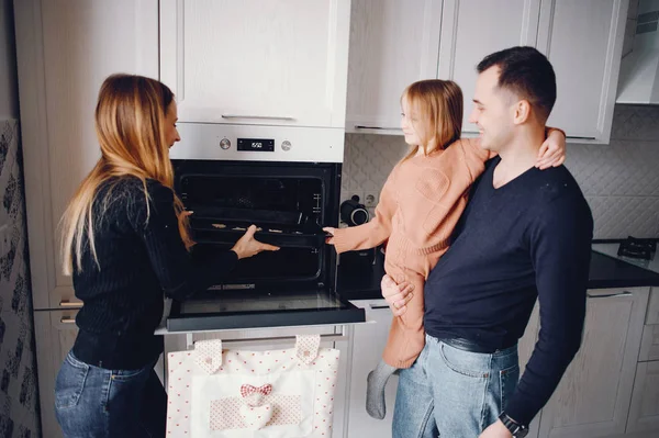 Keluarga yang manis, siapkan makan siang di dapur. — Stok Foto