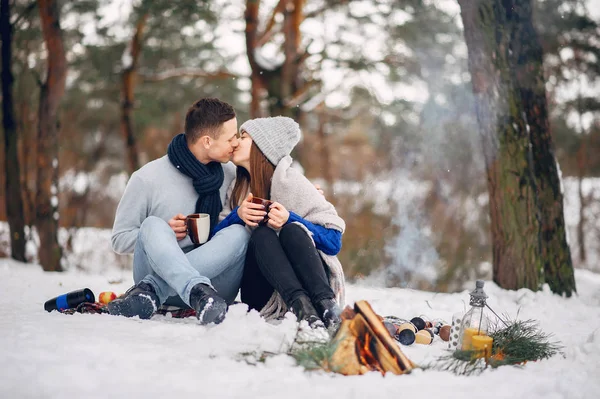 Милая и любящая пара в зимнем лесу — стоковое фото