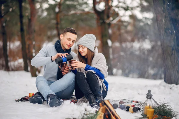 Couple mignon et aimant dans une forêt d'hiver — Photo