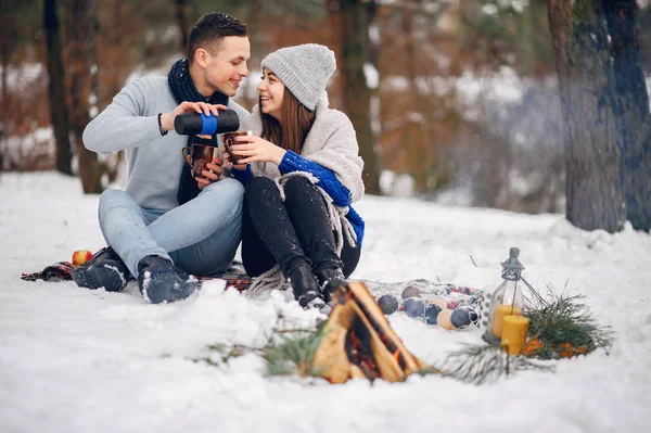 Χαριτωμένο και αξιαγάπητο ζευγάρι σε χειμερινό δάσος — Φωτογραφία Αρχείου