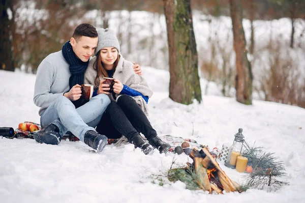 Couple mignon et aimant dans une forêt d'hiver — Photo