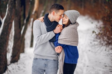 Kış ormanında sevimli ve sevgi dolu bir çift.
