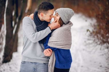 Kış ormanında sevimli ve sevgi dolu bir çift.