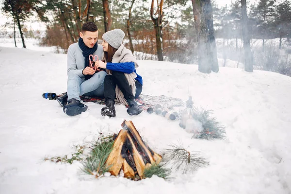 Мила і любляча пара в зимовому лісі — стокове фото
