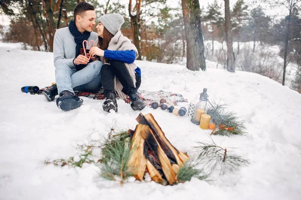 Couple mignon et aimant dans une forêt d'hiver — Photo