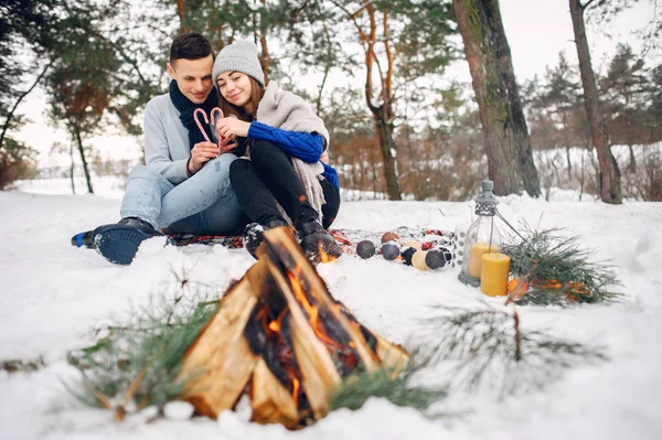 Couple mignon et aimant dans une forêt d'hiver — Photo