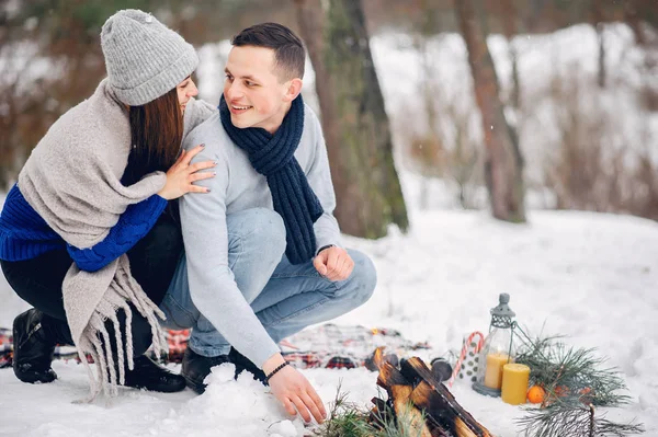 Мила і любляча пара в зимовому лісі — стокове фото