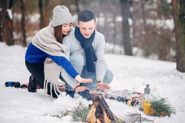 Couple mignon et aimant dans une forêt d'hiver — Photo