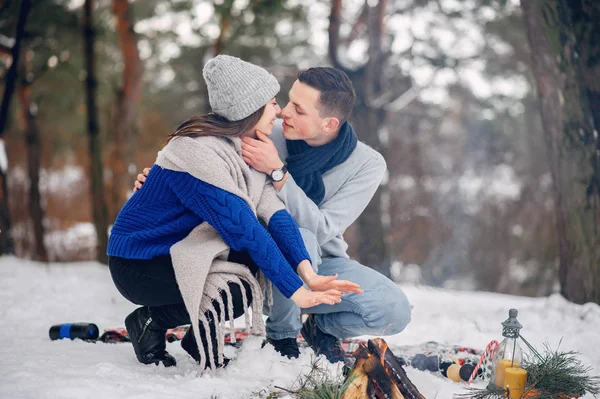 Roztomilý a milující pár v zimním lese — Stock fotografie