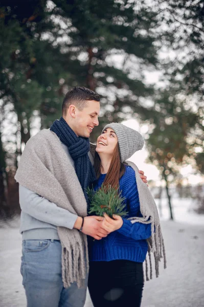 Cute and loving couple in a winter forest — 스톡 사진