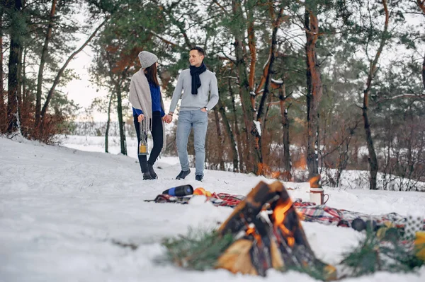 Nettes und liebevolles Paar im Winterwald — Stockfoto