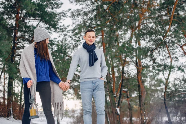 Casal bonito e amoroso em uma floresta de inverno — Fotografia de Stock