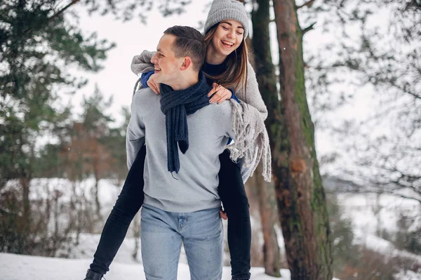 Couple mignon et aimant dans une forêt d'hiver — Photo