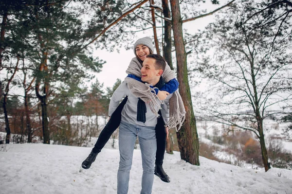 Roztomilý a milující pár v zimním lese — Stock fotografie
