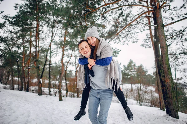 Casal bonito e amoroso em uma floresta de inverno — Fotografia de Stock