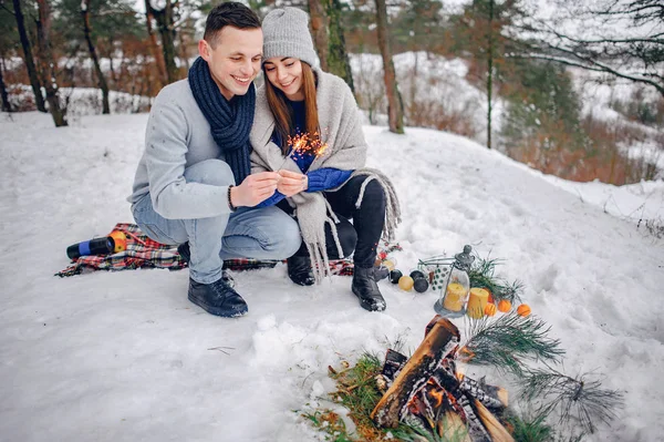 Couple mignon et aimant dans une forêt d'hiver — Photo