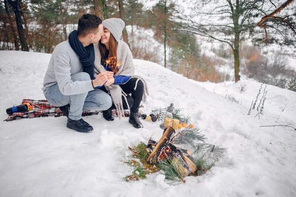 Couple mignon et aimant dans une forêt d'hiver — Photo