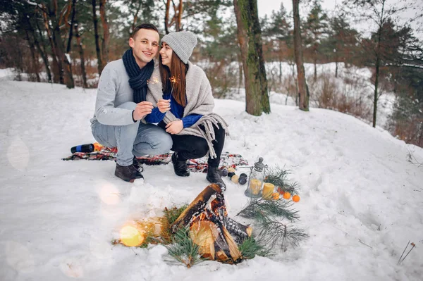 Roztomilý a milující pár v zimním lese — Stock fotografie