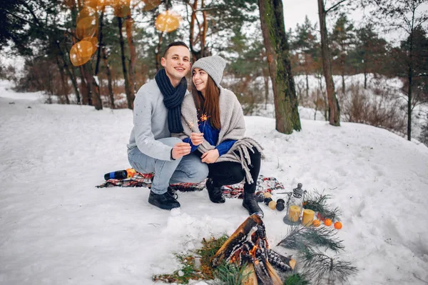 Roztomilý a milující pár v zimním lese — Stock fotografie