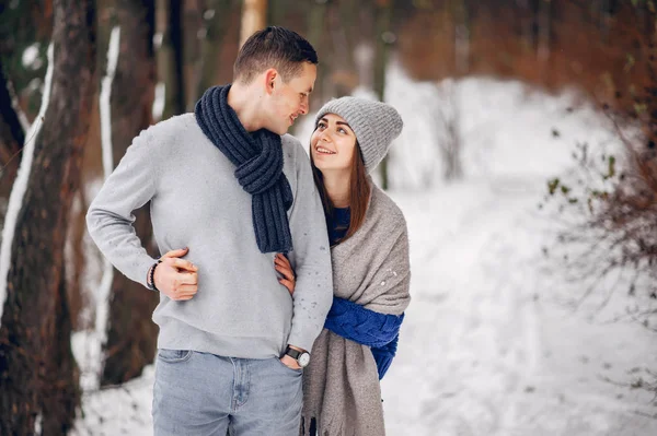 Linda y amorosa pareja en un bosque de invierno —  Fotos de Stock