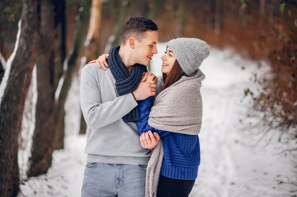 Linda y amorosa pareja en un bosque de invierno —  Fotos de Stock