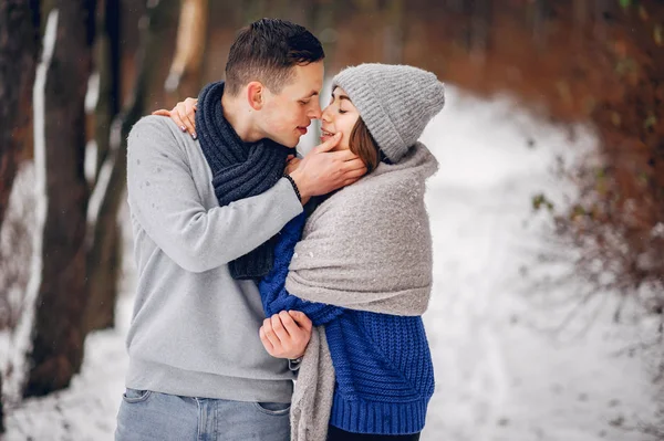 Casal bonito e amoroso em uma floresta de inverno — Fotografia de Stock