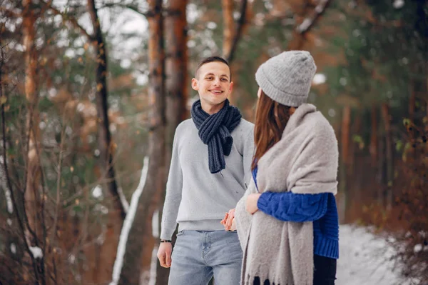 Linda y amorosa pareja en un bosque de invierno — Foto de Stock