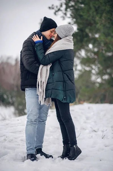 Couple mignon et aimant dans une forêt d'hiver — Photo