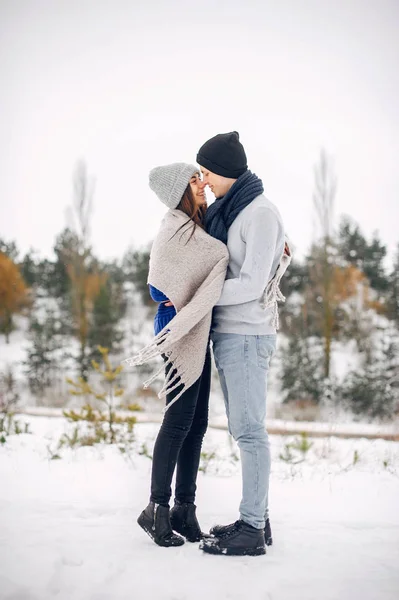 Couple mignon et aimant dans une forêt d'hiver — Photo