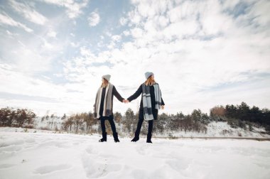 Kış parkında iki tatlı kız