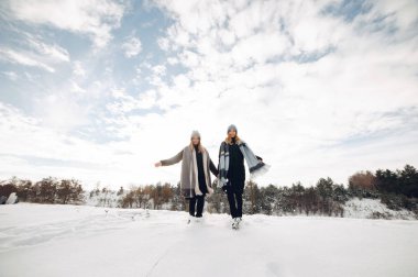 Kış parkında iki tatlı kız