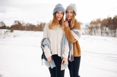 Kış parkında iki tatlı kız