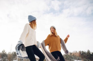 Kış parkında iki tatlı kız