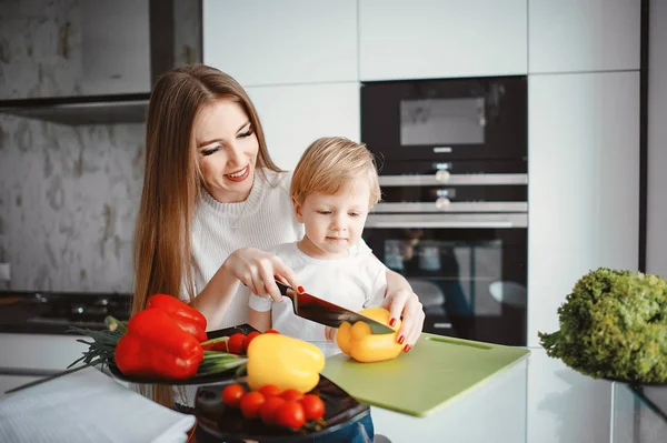 Familie bereitet den Salat in der Küche zu — Stockfoto