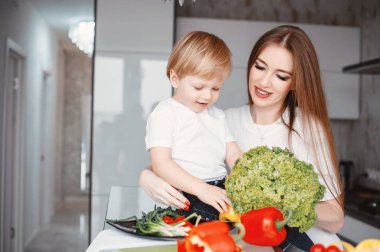 Aile, salatayı mutfakta hazırlayın.
