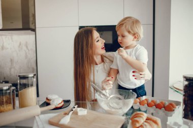Aile kurabiye için hamur pişirir.