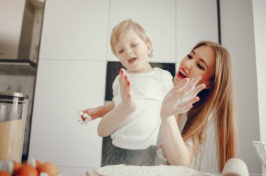 Aile kurabiye için hamur pişirir.