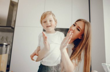 Aile kurabiye için hamur pişirir.