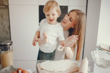 Aile kurabiye için hamur pişirir.