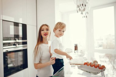 Aile kurabiye için hamur pişirir.