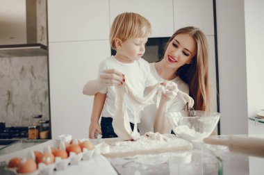 Aile kurabiye için hamur pişirir.
