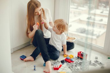 Oğlu bir odada oturan tatlı bir anne.