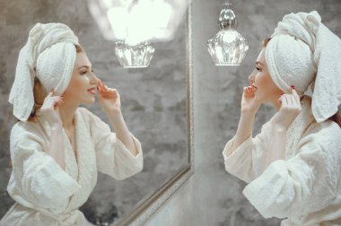 Banyoda ayakta güzel kadın