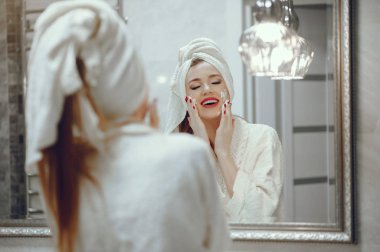 Banyoda ayakta güzel kadın