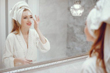 Banyoda ayakta güzel kadın