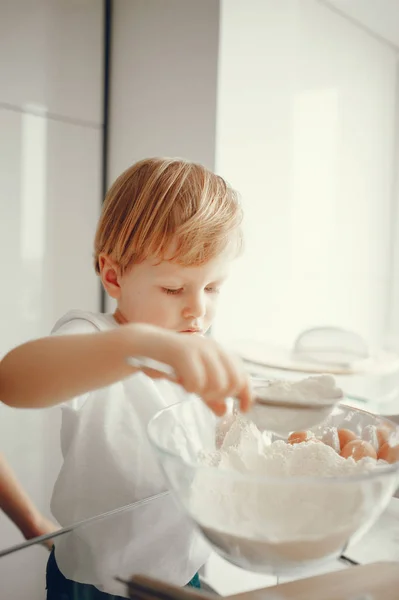 Niño pequeño cocinar la masa para las galletas — Foto de Stock