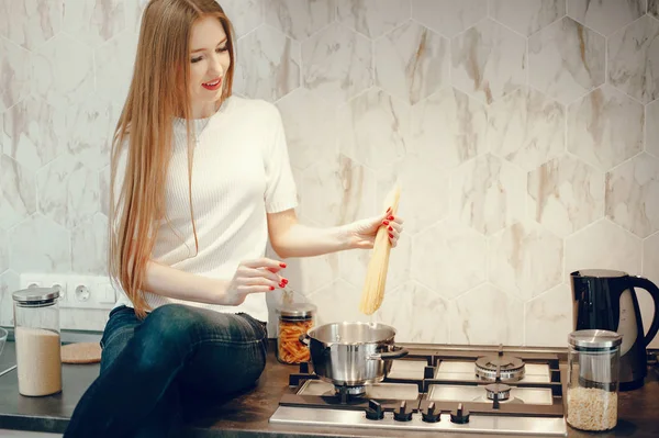 La mujer hermosa preparan la comida en la cocina — Foto de Stock