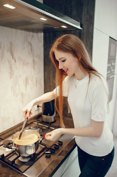 Schöne Frau bereitet Essen in einer Küche zu — Stockfoto