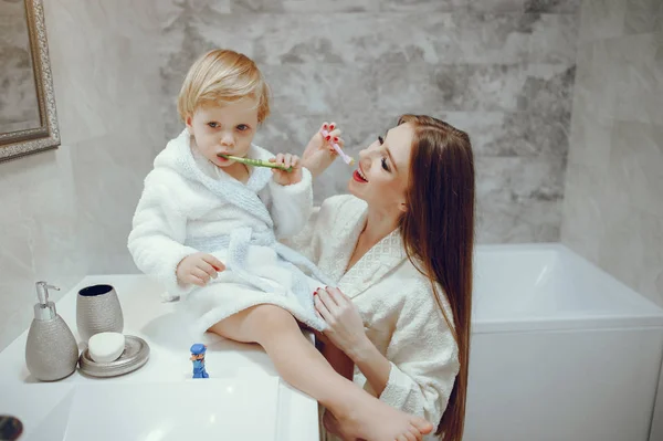 Mãe com o pequeno filho em um banheiro — Fotografia de Stock