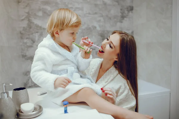 Mãe com o pequeno filho em um banheiro — Fotografia de Stock